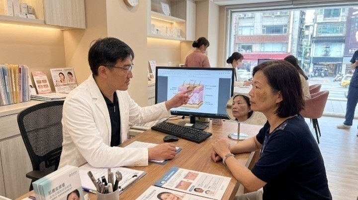 醫師為患者分析面部斑點並建議客製化療程 透過精密儀器檢測色素沉澱以進行客製化療程 專業醫師操作皮秒雷射執行美白客製化療程 醫美診所專業環境提供舒心的客製化療程