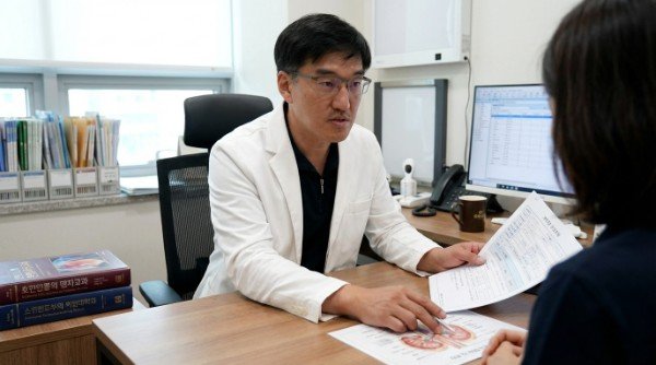 吳紹琥醫師針對基因檢測報告進行專業門診解說 使用高科技儀器進行精密的基因檢測與數據分析 專業醫療人員正在整理基因檢測所得出的健康地圖 基因檢測如何輔助運動與營養策略的個人化設計