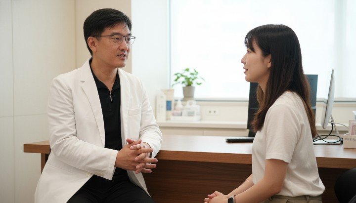 [醫師於診間說明有效的消除眼袋方法] [透過專業儀器評估適合的消除眼袋方法] [圖解內外開手術與玻尿酸消除眼袋方法] [預防眼周鬆弛與日常護理消除眼袋方法]