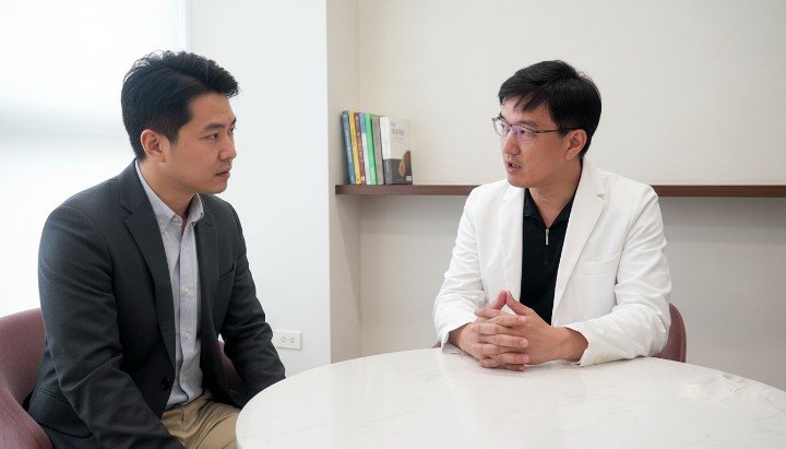 [SEGMENT]醫師診間諮詢解析埋線拉提維持多久[/SEGMENT] [SEGMENT]患者術前評估嘴邊肉與埋線拉提維持多久[/SEGMENT] [SEGMENT]展示不同線材與說明埋線拉提維持多久[/SEGMENT] [SEGMENT]特寫醫師專業操作與埋線拉提維持多久[/SEGMENT]